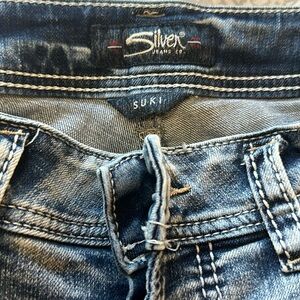 Silver Jeans Suki Mid Rise Capri  W/30 L/22.5